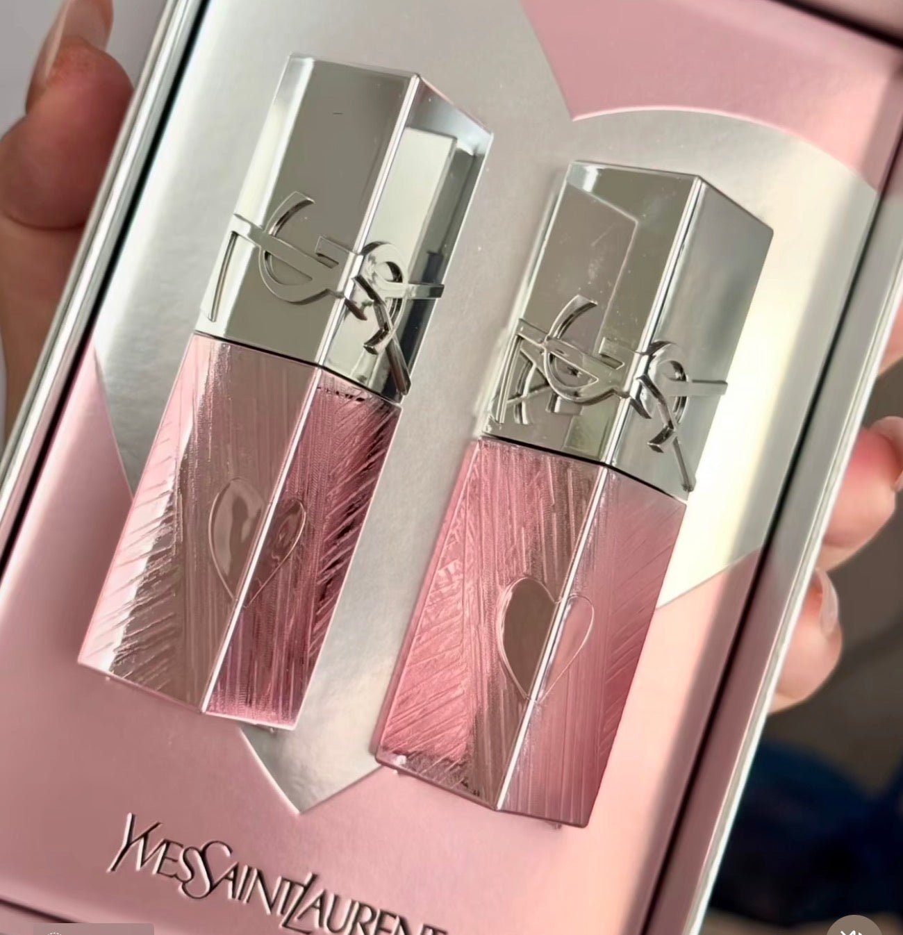 YSL 2026 七夕限定「LOVE LIGHT 粉銀燦光」系列 水光 易上色自然亮澤 5.5ml 445 野欲清桃 - La Fée Beauty