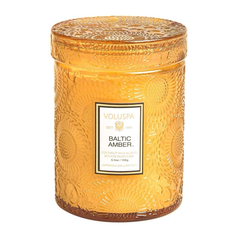 Voluspa 浮雕罐香薰蠟燭 Baltic Amber 波羅的海琥珀 156g - La Fée Beauty