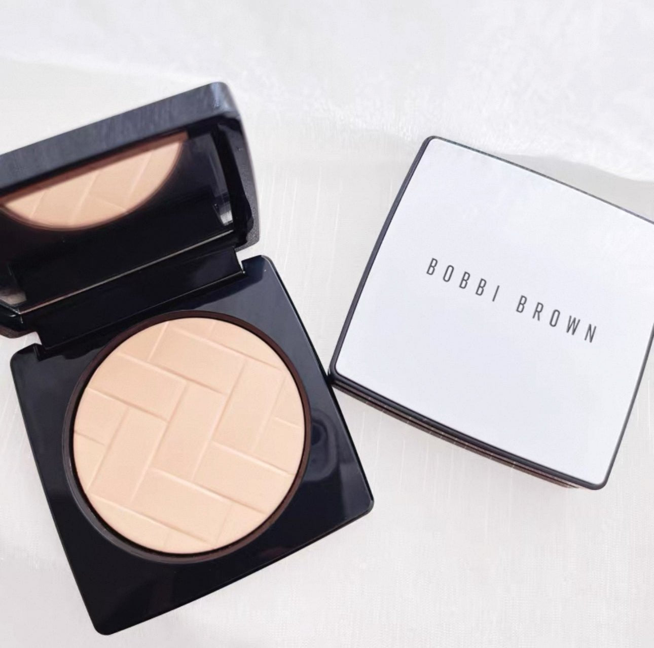 Bobbi Brown Vitamin Enriched Pressed Powder 全新維他命輕透定妝粉餅 8g - La Fée Beauty