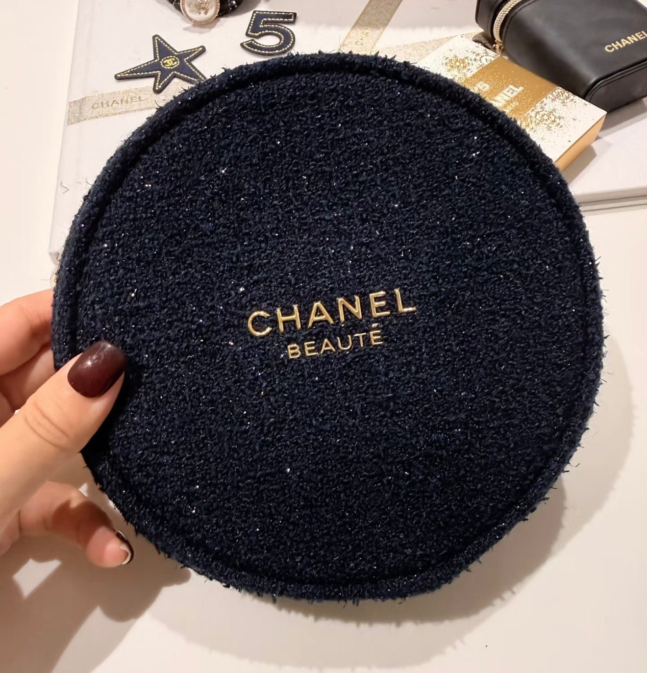 CHANEL 香奈兒 2025聖誕限定 圓餅化妝包 - La Fée Beauty