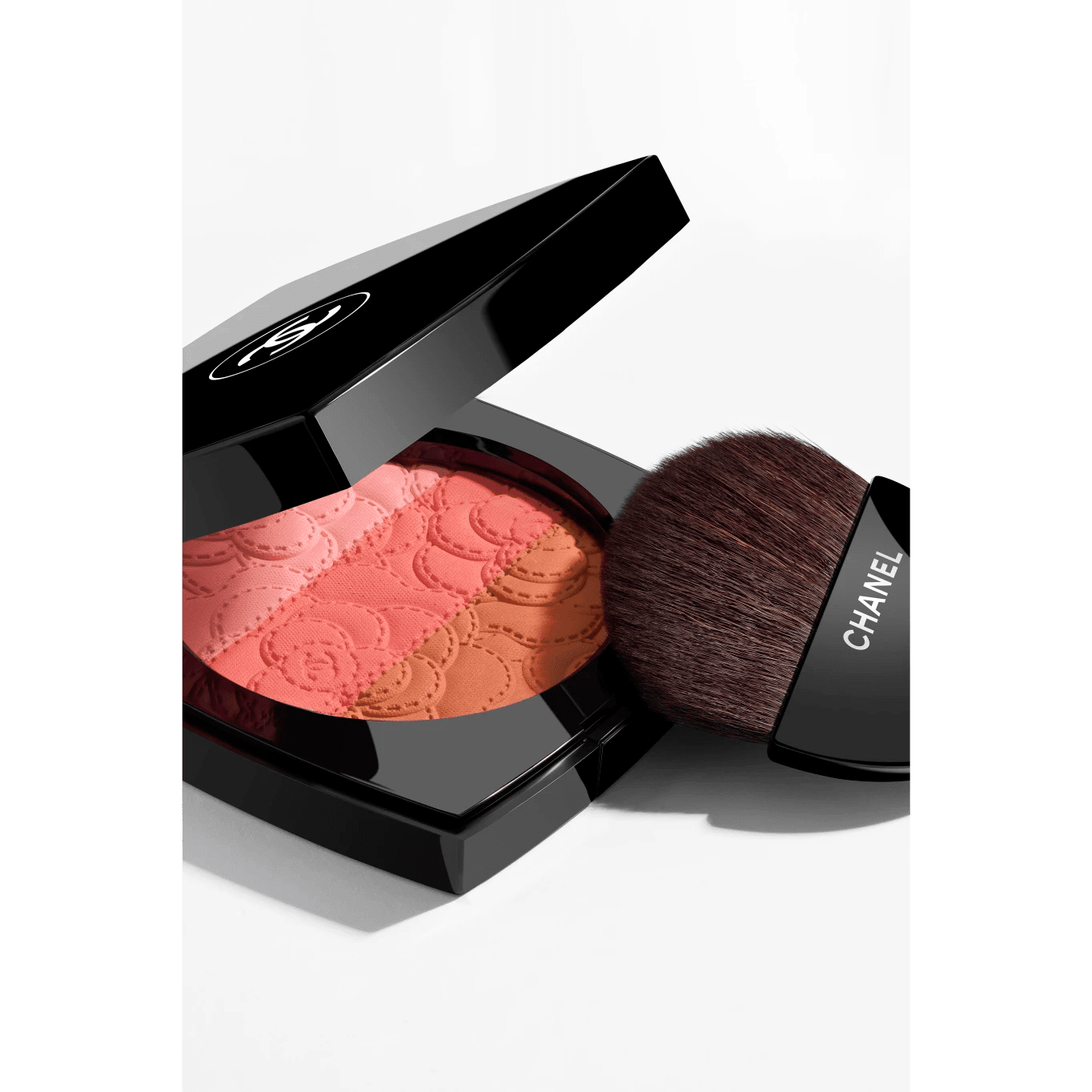 CHANEL CAMÉLIA FUTURA 2025限定創作山茶花紋腮紅盤 - La Fée Beauty