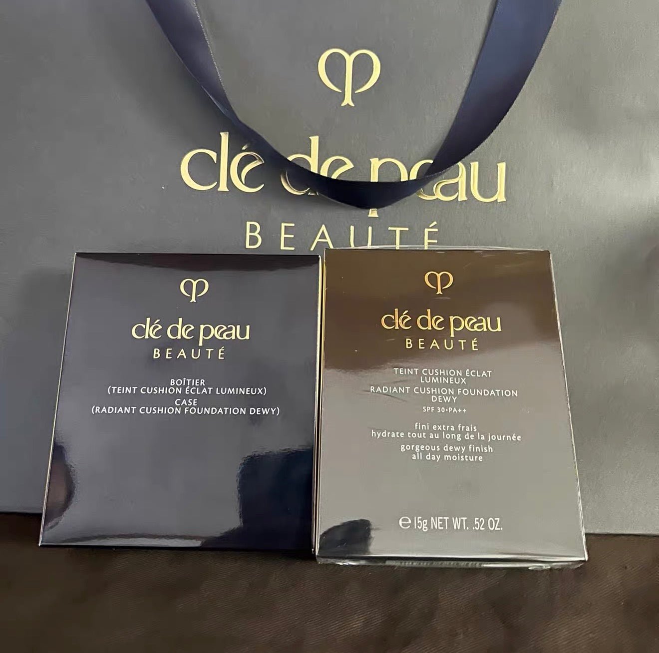 Clé de Peau Beauté 肌膚之鑰 RADIANT CUSHION FOUNDATION DEWY｜鑽光水凝瑰漾氣墊粉底 SPF25 PA+++ （水光版） - La Fée Beauty
