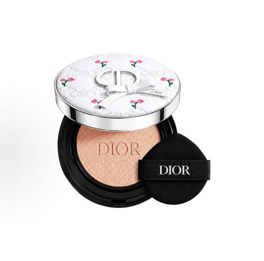 Dior 2026全新 白色花卉限定氣墊 氣色清透 中性肌 持妝柔焦奶油肌不卡粉 （殼+粉芯） - La Fée Beauty