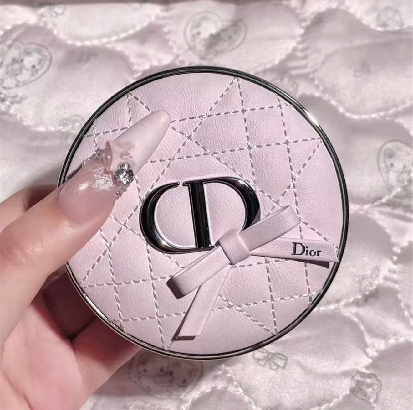 Dior 2026全新 「櫻花粉蝴蝶結」限定氣墊 PINK BOW （殼+粉芯） - La Fée Beauty