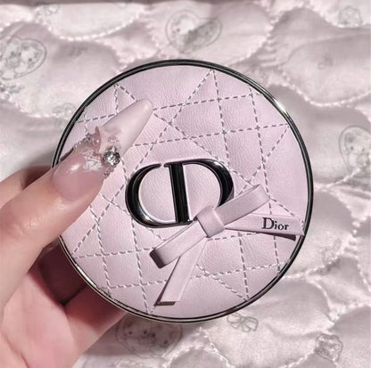 Dior 2026全新 「櫻花粉蝴蝶結」限定氣墊 PINK BOW （殼+粉芯） - La Fée Beauty