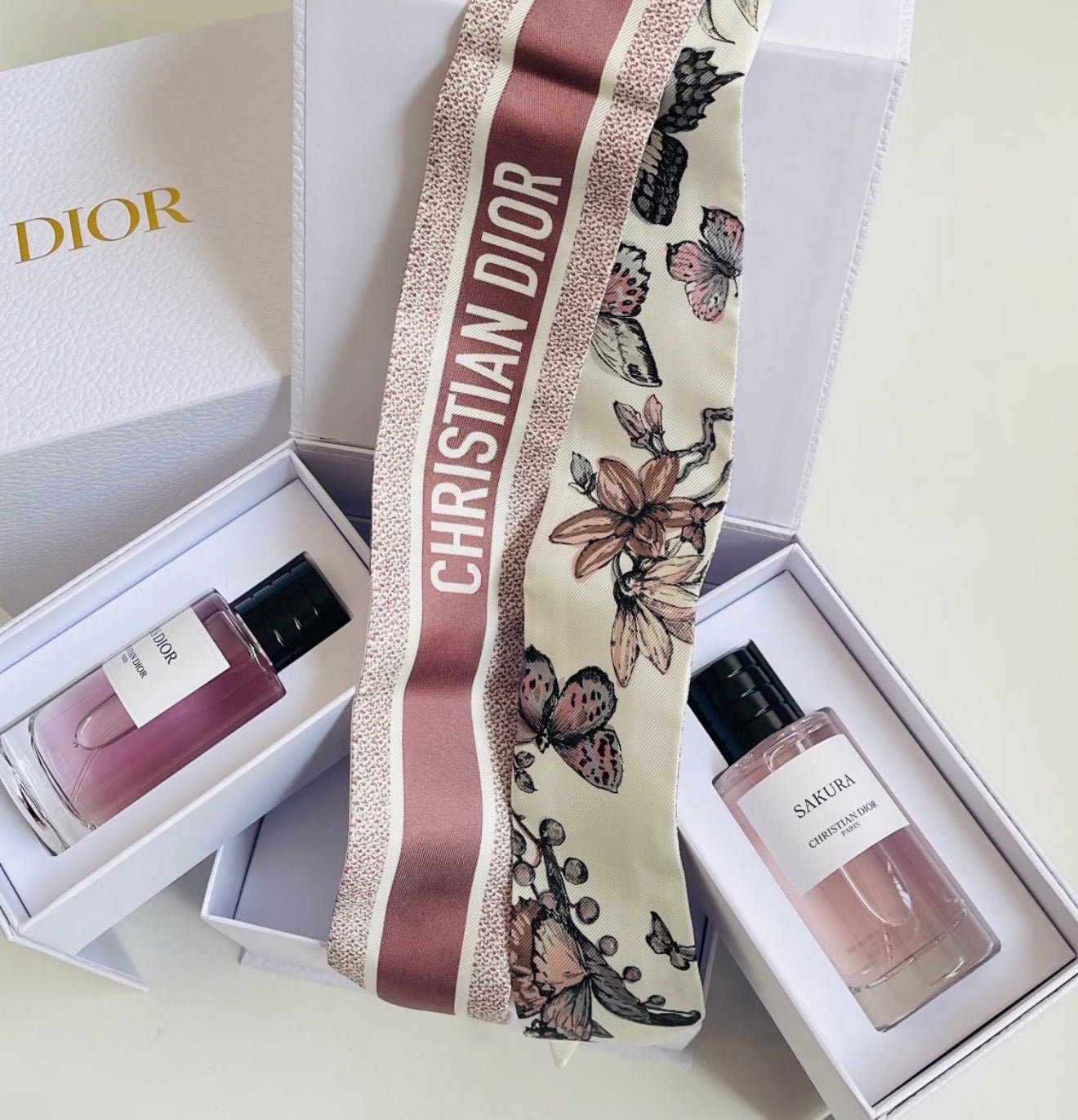Dior 迪奧 典藏香水 蒙田沙龍GRIS DIOR 50ML + 落櫻輕舞香水 SAKURA 50ML 兩件套盒 - La Fée Beauty