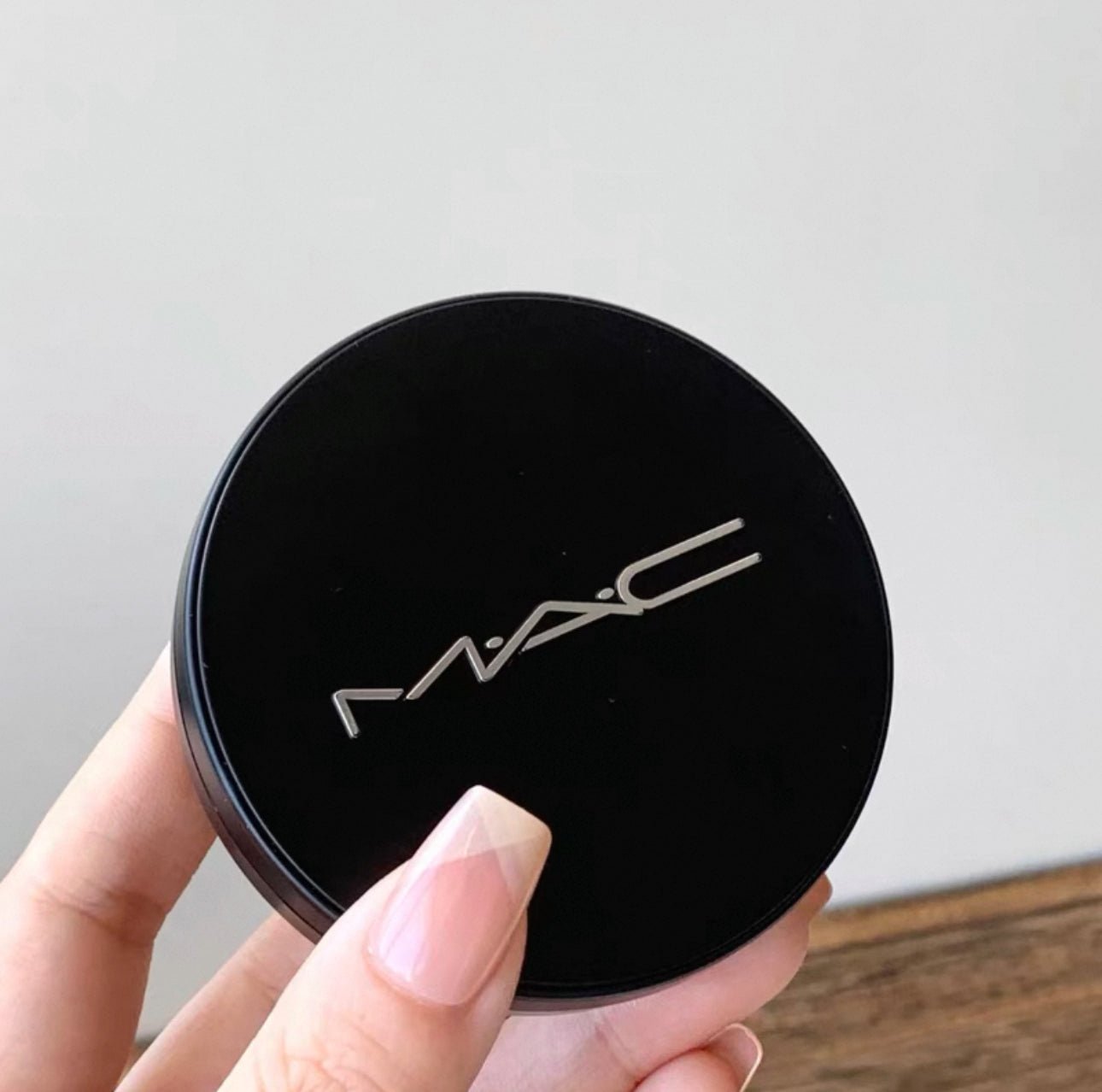 MAC 2025新品 大黑餅 專業無瑕柔膚粉餅 15g - La Fée Beauty