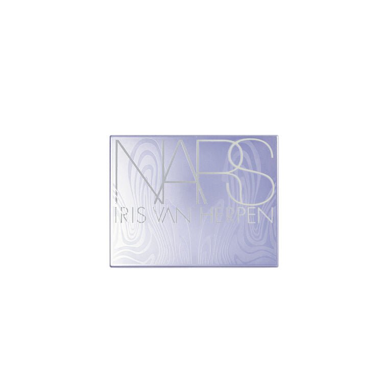 NARS IRIS VAN HERPEN X NARS LIGHT REFLECTING™ 原生光幻彩蜜粉餅 10g - La Fée Beauty