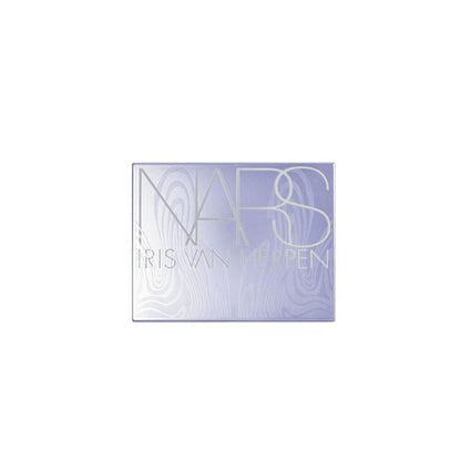 NARS IRIS VAN HERPEN X NARS LIGHT REFLECTING™ 原生光幻彩蜜粉餅 10g - La Fée Beauty
