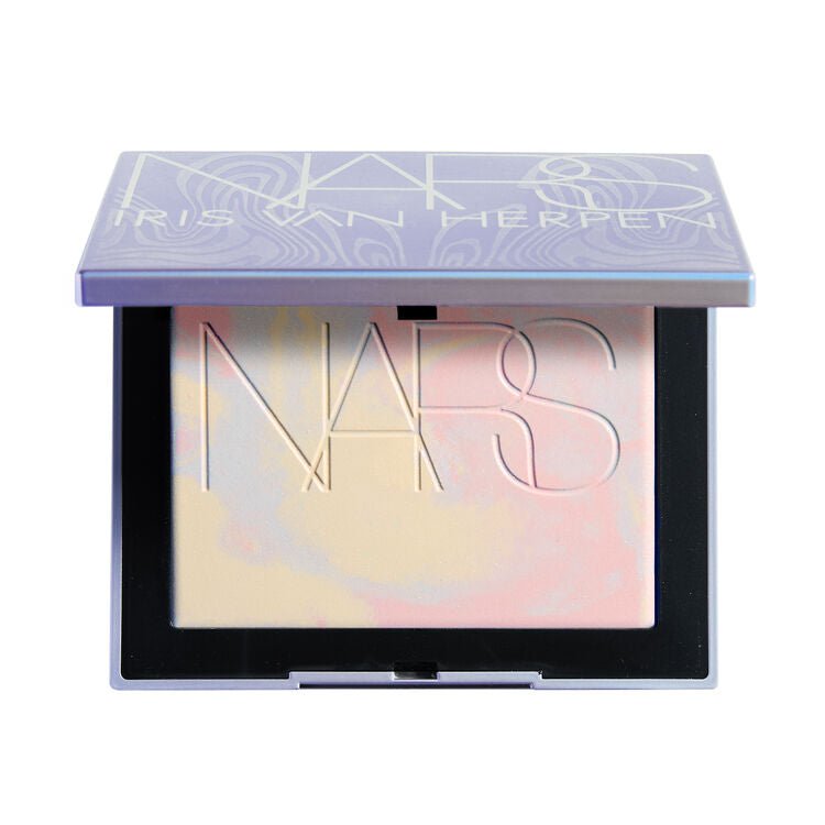 NARS IRIS VAN HERPEN X NARS LIGHT REFLECTING™ 原生光幻彩蜜粉餅 10g - La Fée Beauty