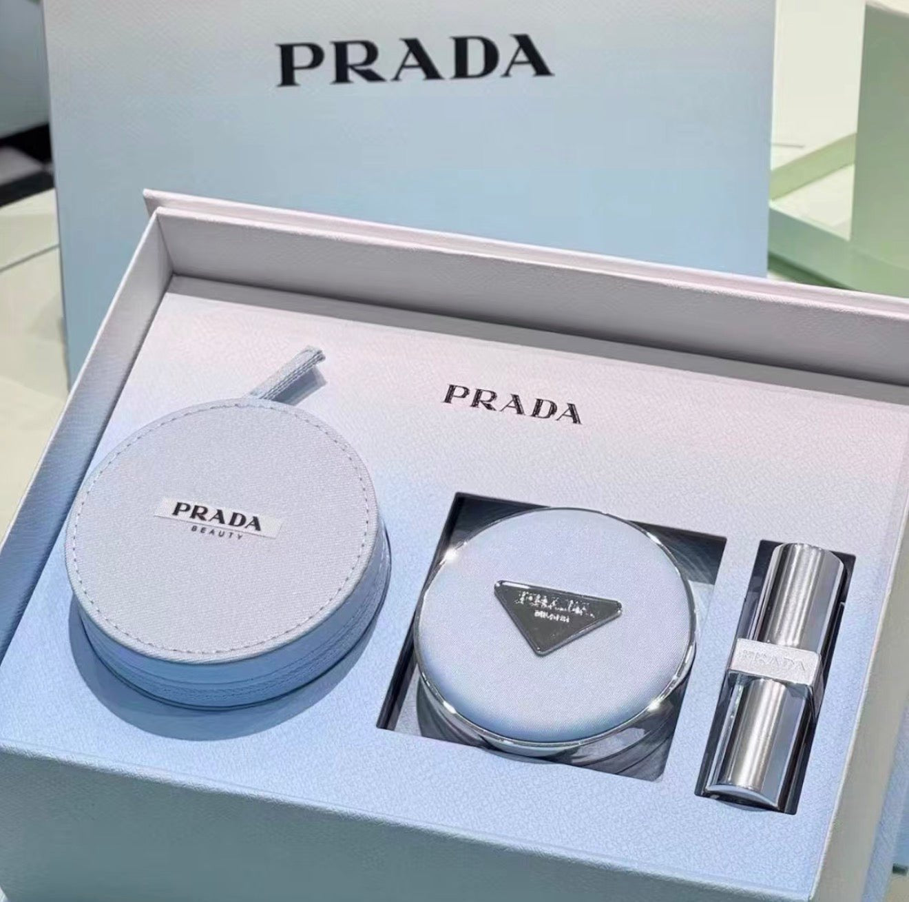 PRADA 2026 新年限定氣墊禮盒+禮袋 🩵 絕美BABY BLUE 粉藍色🩵 - La Fée Beauty
