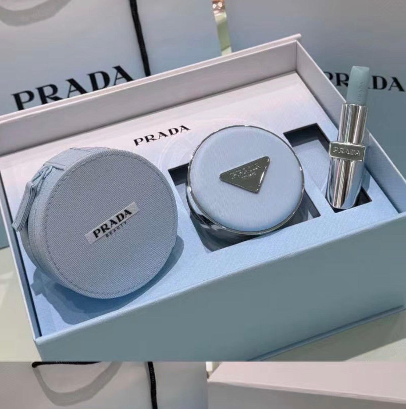 PRADA 2026 新年限定氣墊禮盒+禮袋 🩵 絕美BABY BLUE 粉藍色🩵 - La Fée Beauty