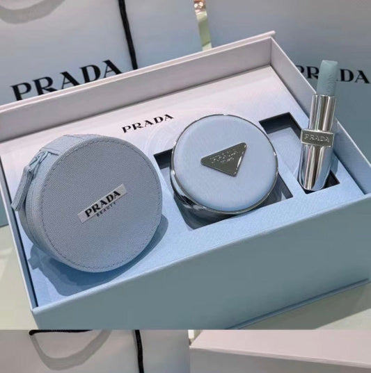 PRADA 2026 新年限定氣墊禮盒+禮袋 🩵 絕美BABY BLUE 粉藍色🩵 - La Fée Beauty