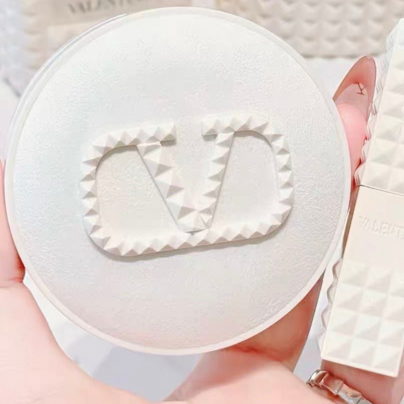 Valentino GO-CUSHION GLOW 高光輕透氣墊粉底 季節限定版 純白色 - La Fée Beauty