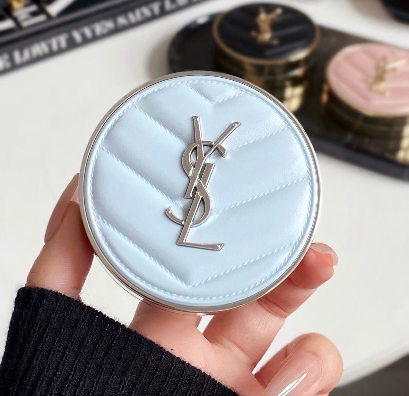 YSL 2026年 柔霧定妝藍色冰氣墊 水散粉 14g - La Fée Beauty