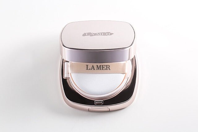 La Mer 海藍之謎 The Luminous Lifting Cushion Foundation 亮肌妍塑氣墊粉餅 SPF20 12g*2 - La Fée Beauty