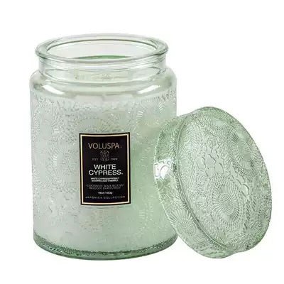Voluspa 浮雕罐香薰蠟燭 白羽松 156g - La Fée Beauty